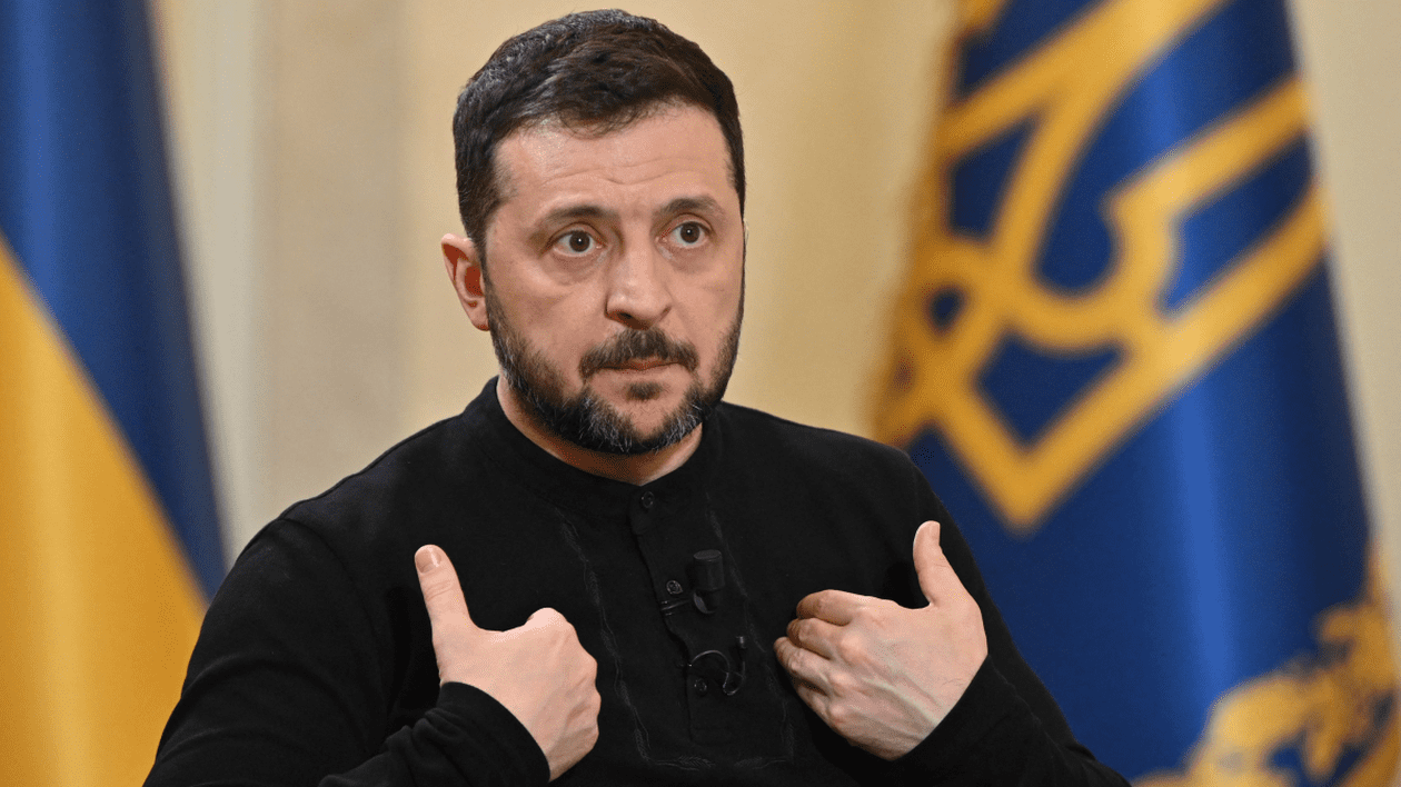 Președintele ucrainean Volodimir Zelenski, arătând cu mâinile spre el