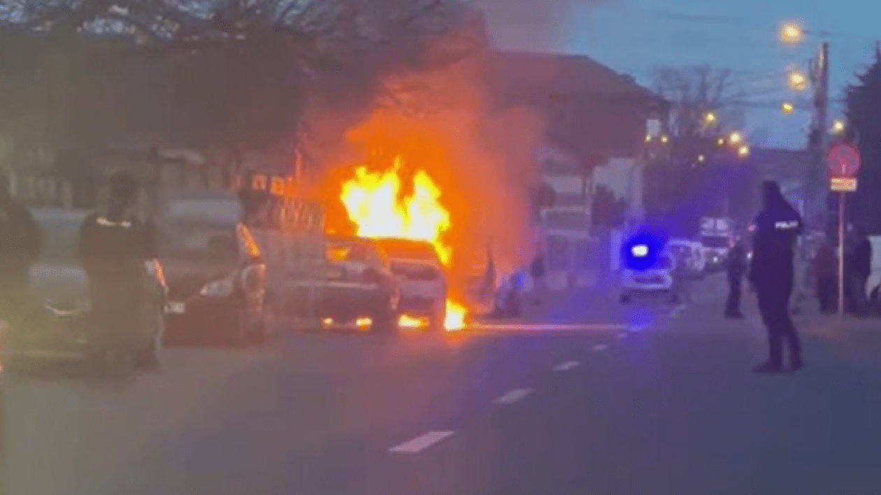 Imagine cu BMW-ul care a luat foc în mers, în Oradea