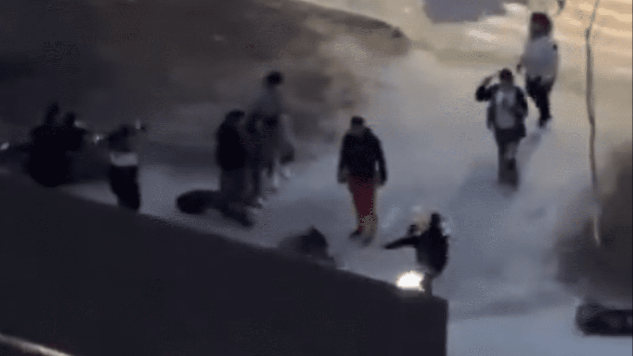 Livratori de mâncare bătuți cu lopeți și indicatoare rutiere de cinci oameni, în București. Foto Captură video Facebook/Sindicatul Europol