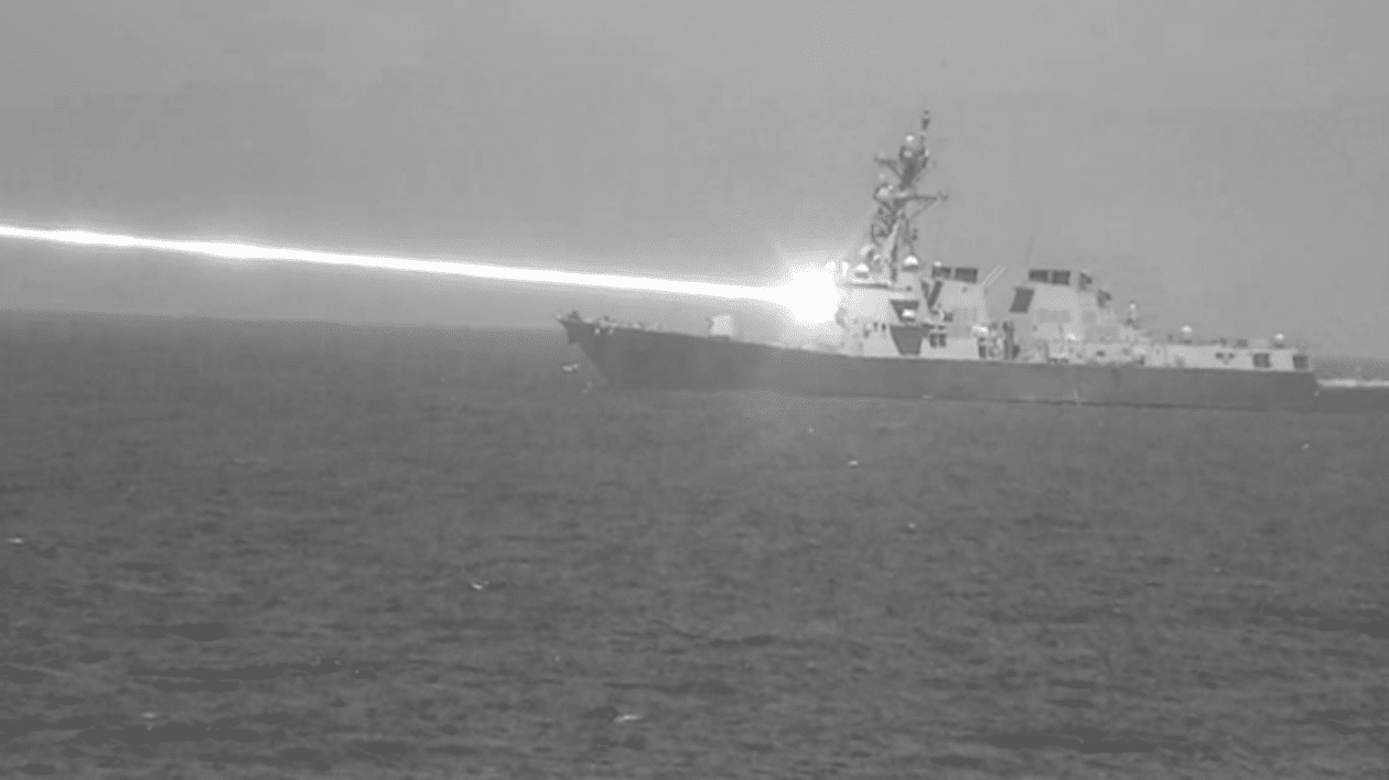 Nava USS Preble trage cu arma laser HELIOS
