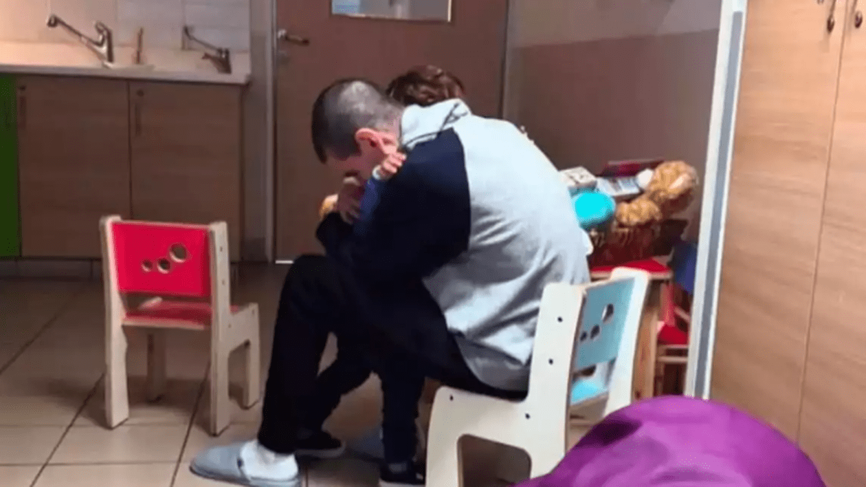 Reîntâlnirea copleșitoare dintre un ostatic israelian eliberat și fiul său de 3 ani: „Tati, te iubesc, dar mami nu se mai întoarce”. Femeia a fost ucisă de Hamas