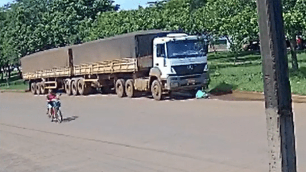 O pensionară a scăpat cu viață după ce un camion lung de 25 de metri a trecut peste ea, în Brazilia: „Mama este o femeie puternică” | VIDEO