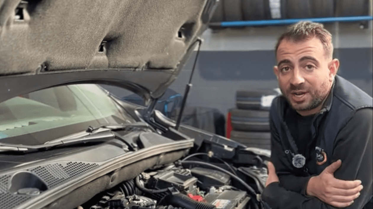 Mecanicul auto din Spania se sprijină de Dacia Sandero