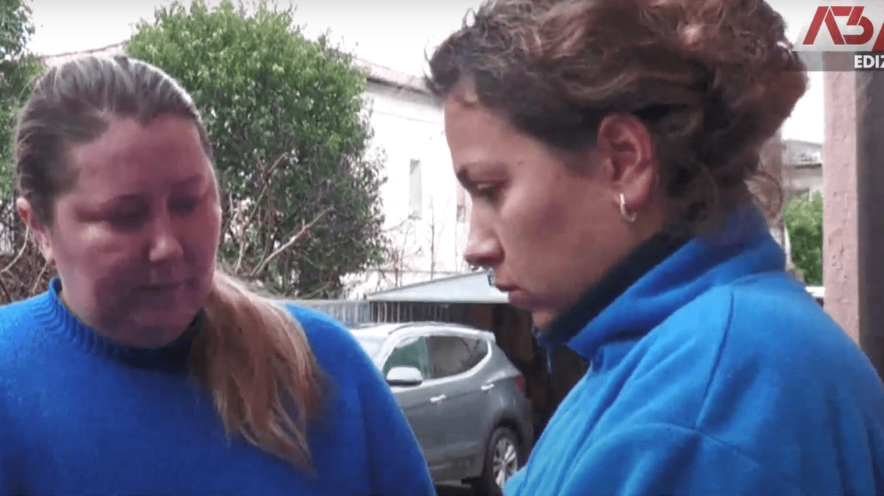 Daniela(dreapta), mama lui Iustin, consolată de o vecină la aflarea veștii. FOTO: Captură video