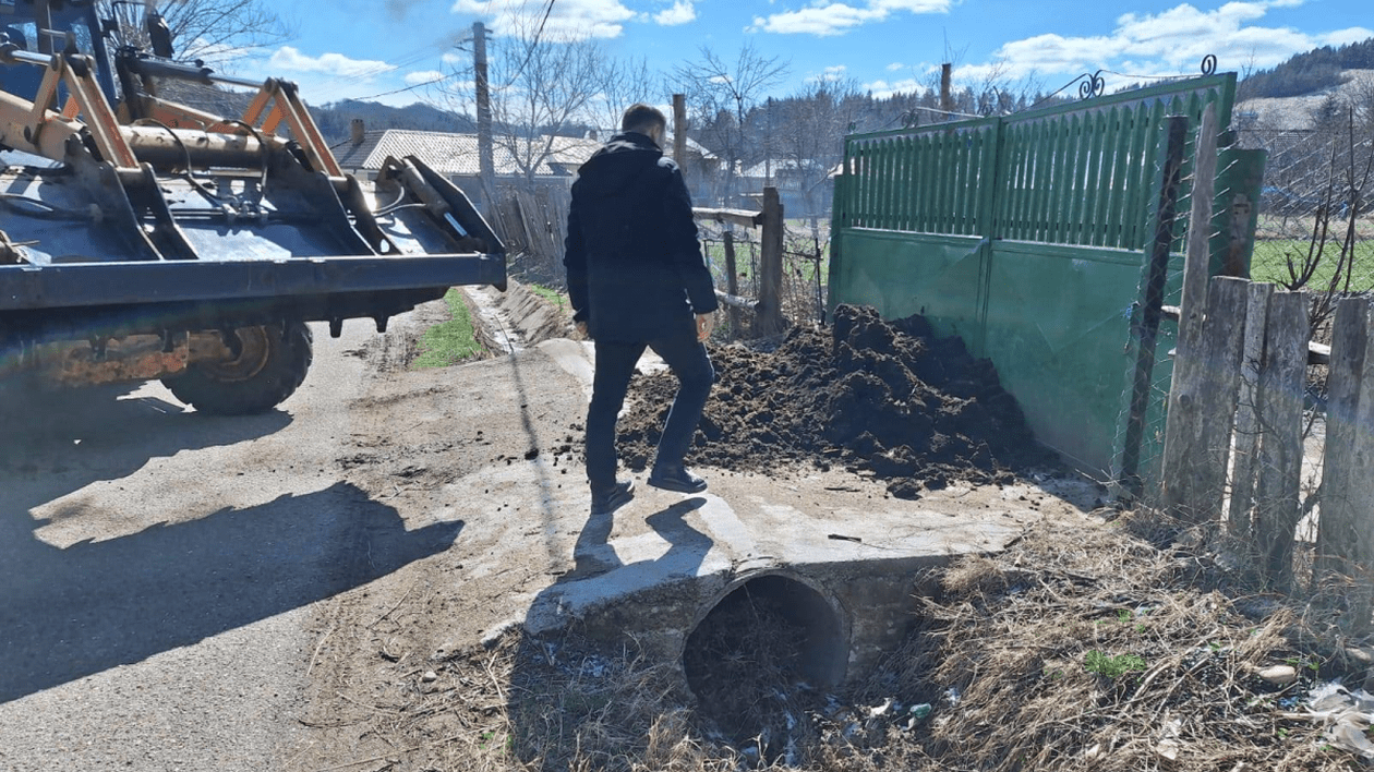 Un primar a adunat balega de pe câmp și a dus-o în poarta unui localnic care o arunca la voia întâmplării