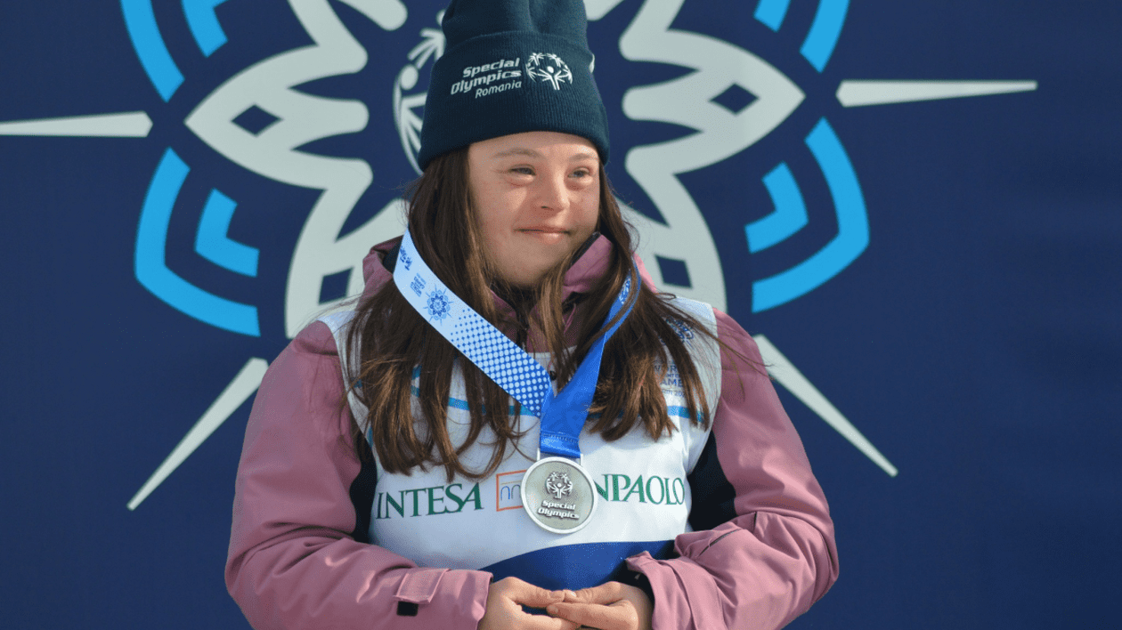 Mara Oprea a câștigat medalia de argint la Jocurile Mondiale de Iarnă Special Olympics. Are 21 de ani și reprezintă Aradul la marile competiții