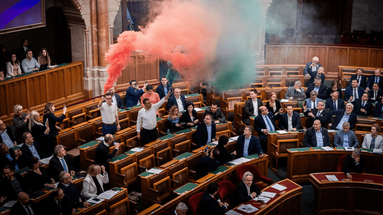 Ungaria a adoptat legea care interzice marșul pro LGBT. Opoziția a protestat cu fumigene colorate și a început să difuzeze imnul rus