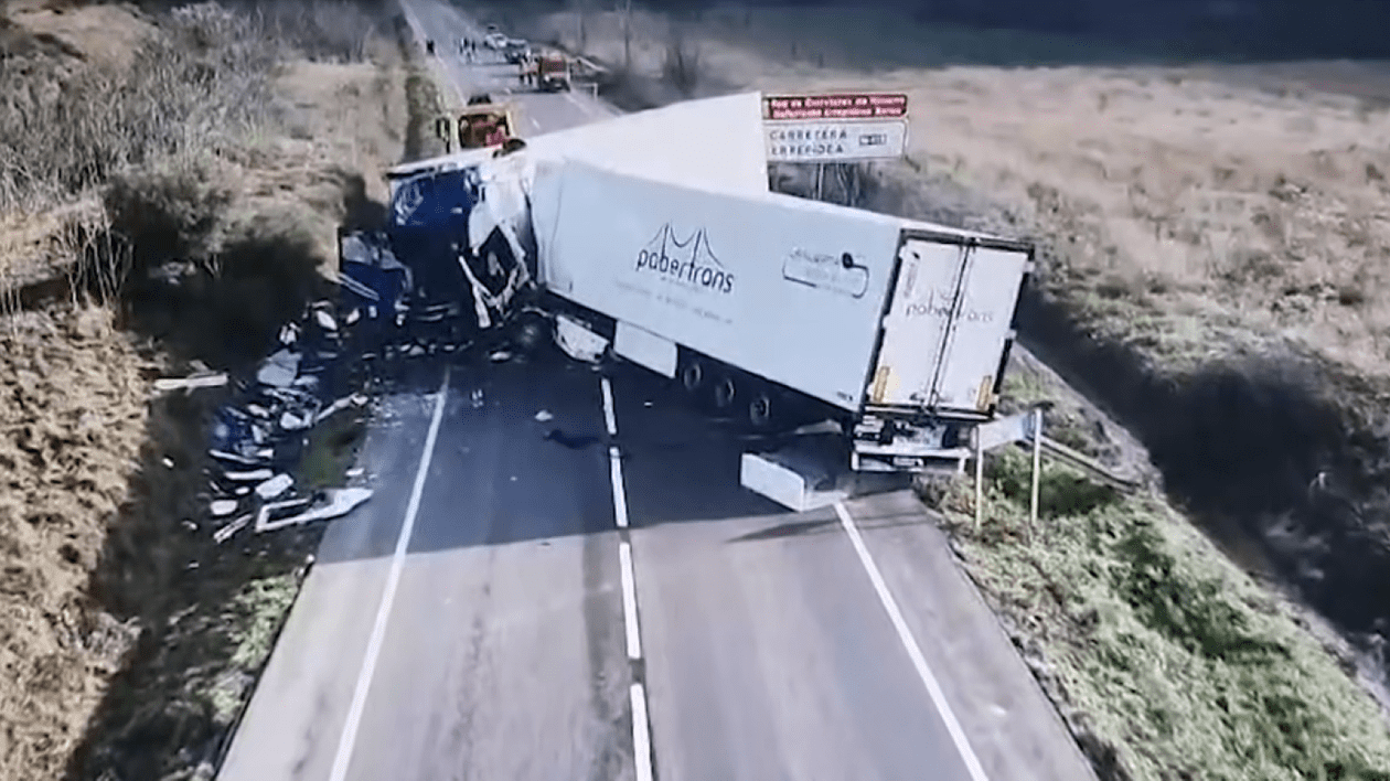 Imagine cu TIR-urile implicate în accidentul din Spania