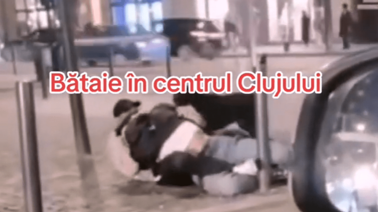 Poză cu cei doi bărbați aflați pe trotuar, în timp ce unul dintre ei era imobilizat