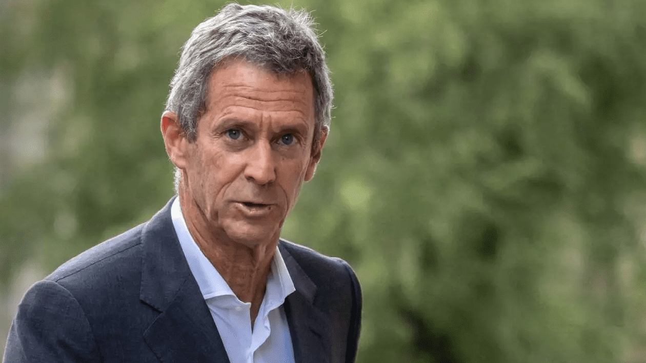 Beny Steinmetz, om de afaceri israelian, îmbrăcat într-un costum gri
