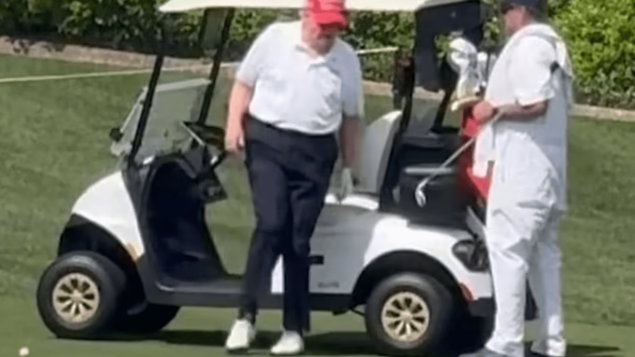 Donld Trump pare să aibă probleme la piciorul drept. FOTO Instagram