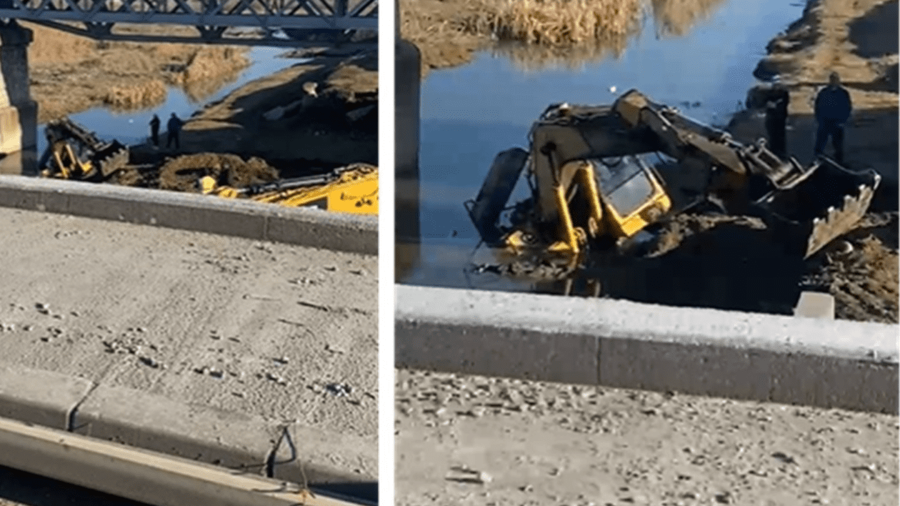 Excavator căzut lângă Ploiești în râul Teleajen, în timp ce lucra pe un pod. „Îi văd în fiecare dimineață”