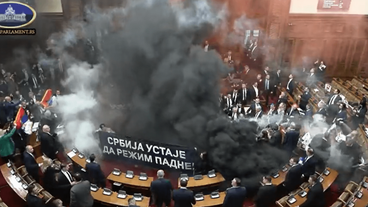 Deputații sârbi au aprins fumigene în Parlament