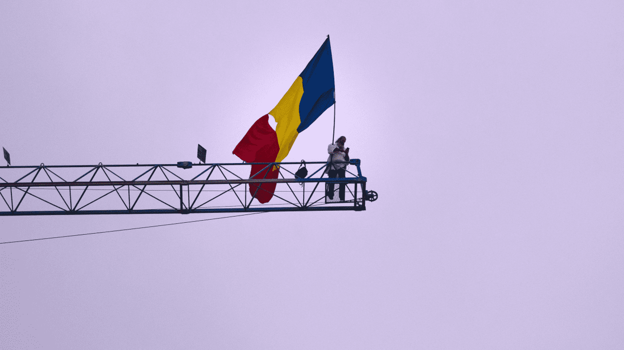 Stegarul Dac sfidează autoritățile: și-a tăiat brățara de supraveghere și a urcat pe o schelă în centrul Bucureștiului