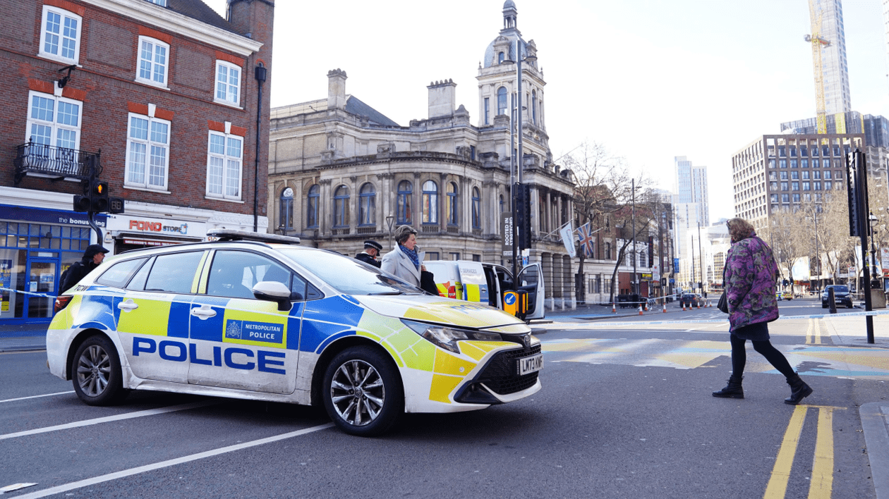 Trei eleve au bătut un bărbat de 75 de ani pe stradă până l-au omorât. Poliția britanică, șocată de violența atacului