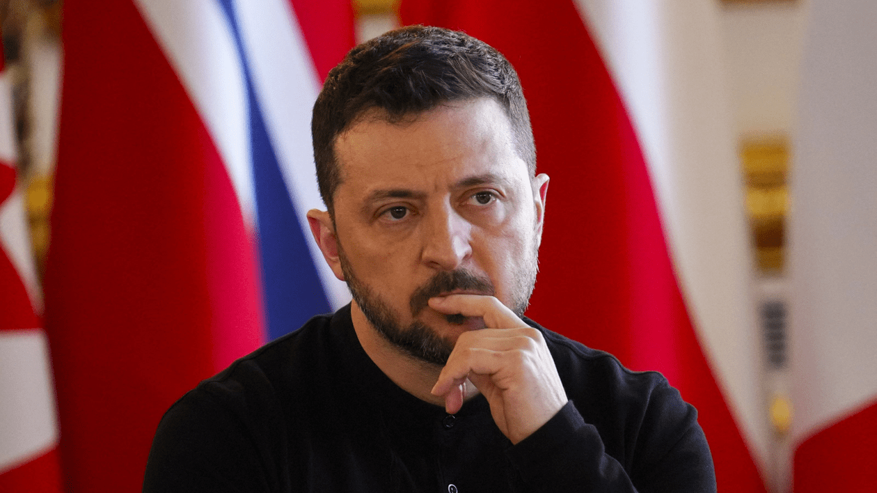 Președintele ucrainean Volodimir Zelenski, cu degetul arătător pus pe buze, ca atunci când se gândește la ceva