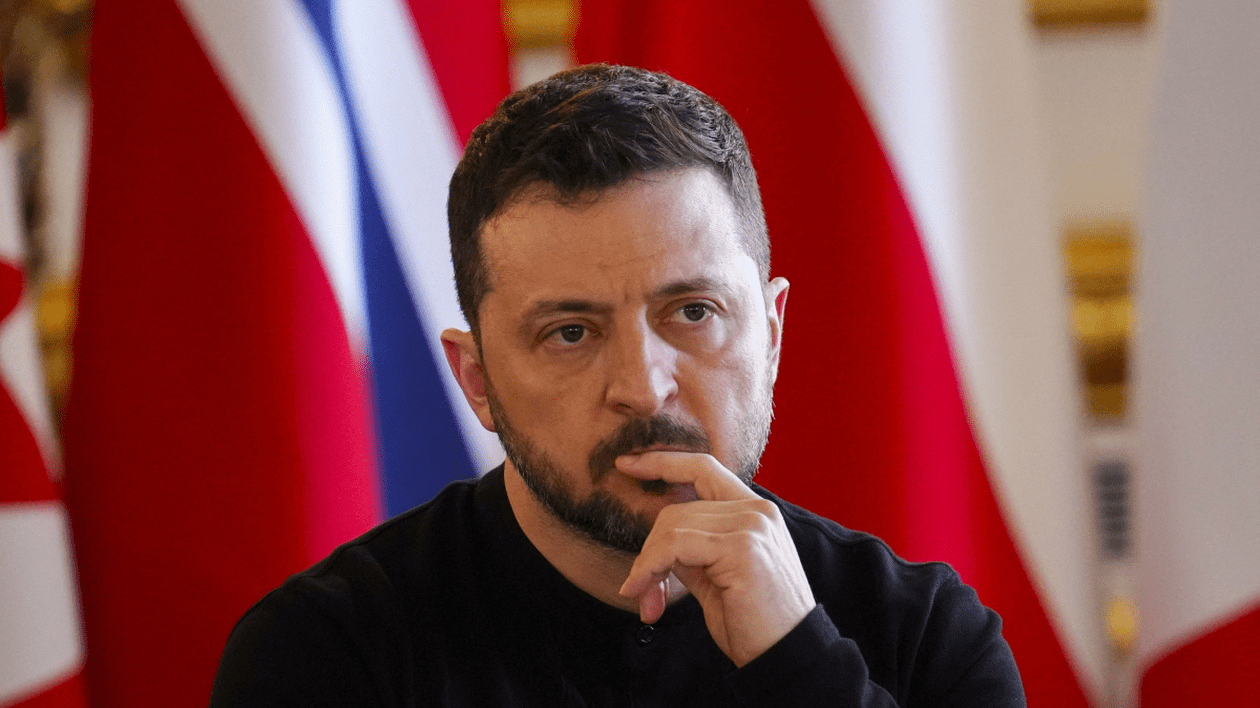 Președintele ucrainean Volodimir Zelenski, cu degetul arătător pus pe buze, ca atunci când se gândește la ceva