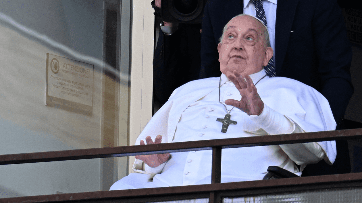 Papa Francisc ține un scurt discurs după externarea din spital.