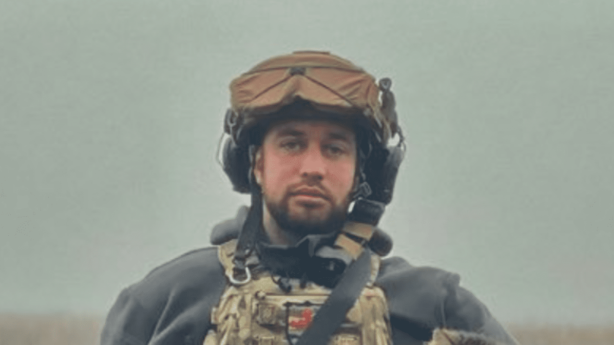 Poză cu soldatul ucrainean îmbrăcat în uniformă militară