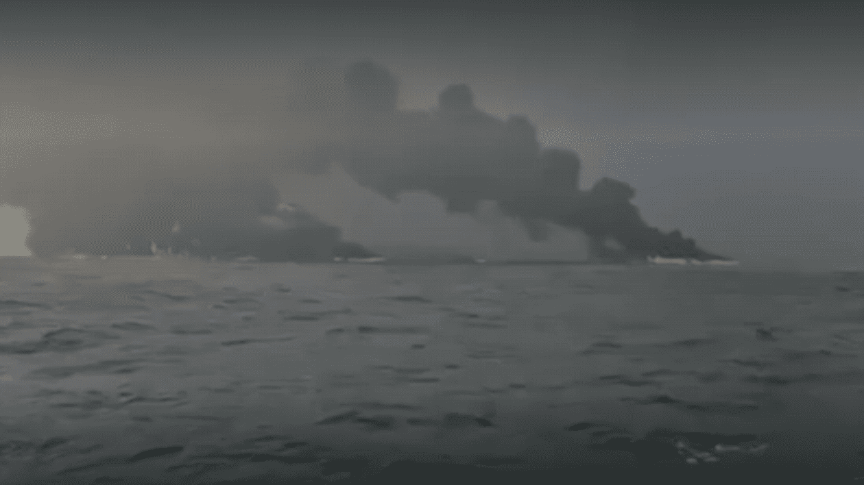 Petrolier și un vas de marfă, în flăcări, în Marea Nordului, după o coliziune. FOTO Captură video