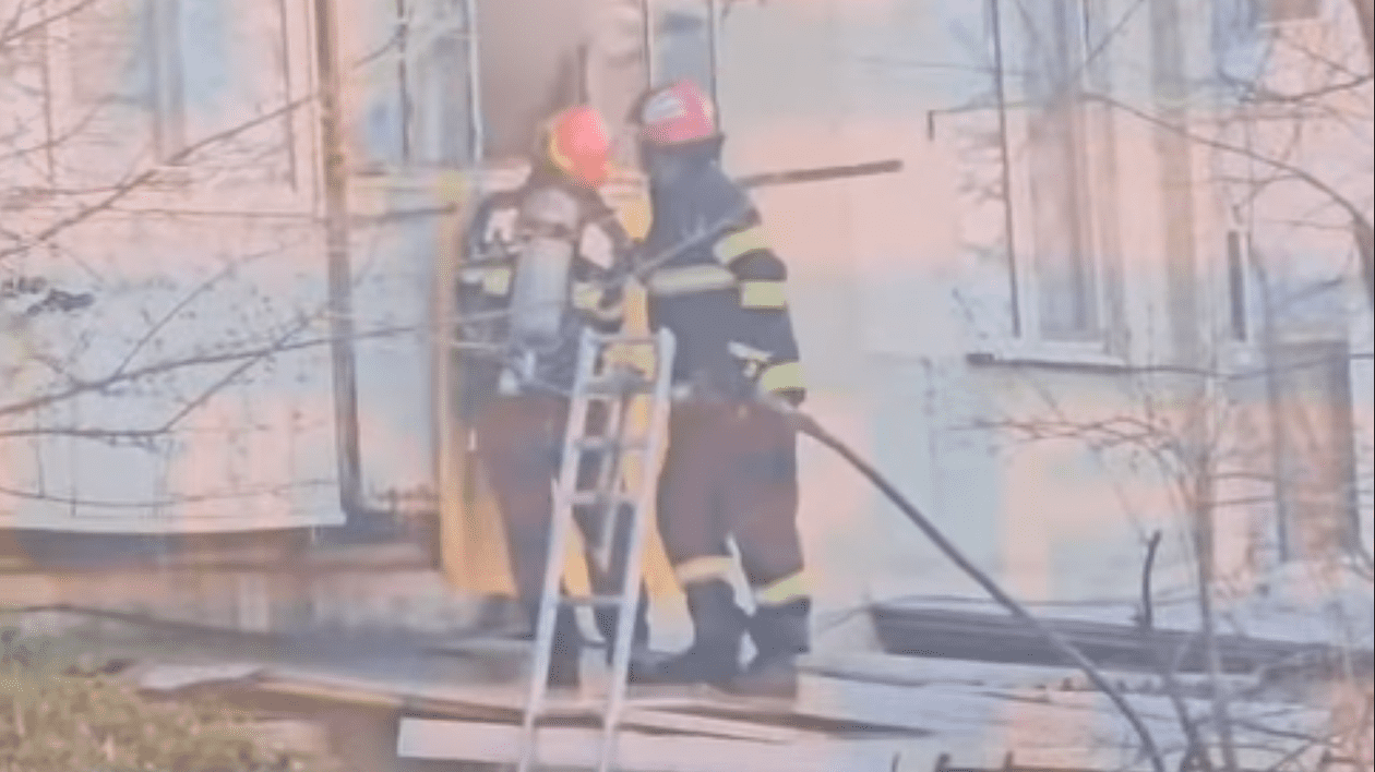 Doi pompieri intervin la un incendiu dintr-un apartament din Galați.