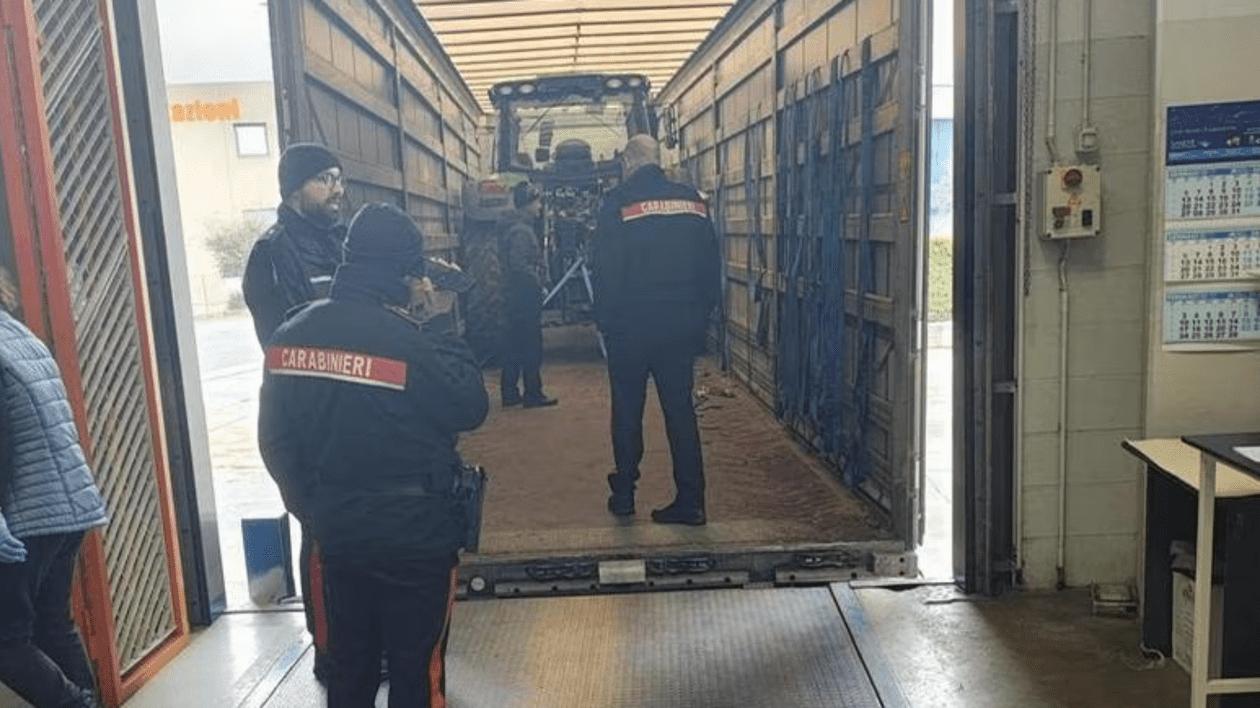 Tractor furat, încărcat în camion, pentru a fi scos din Italia. FOTO: Rai News