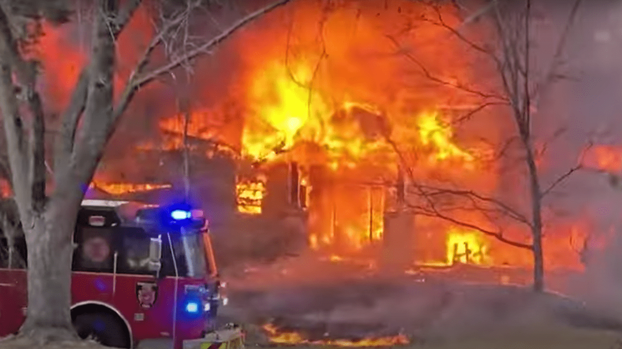 Un avion s-a prăbușit peste o casă, provocând un incendiu uriaș. FOTO: Captură video.