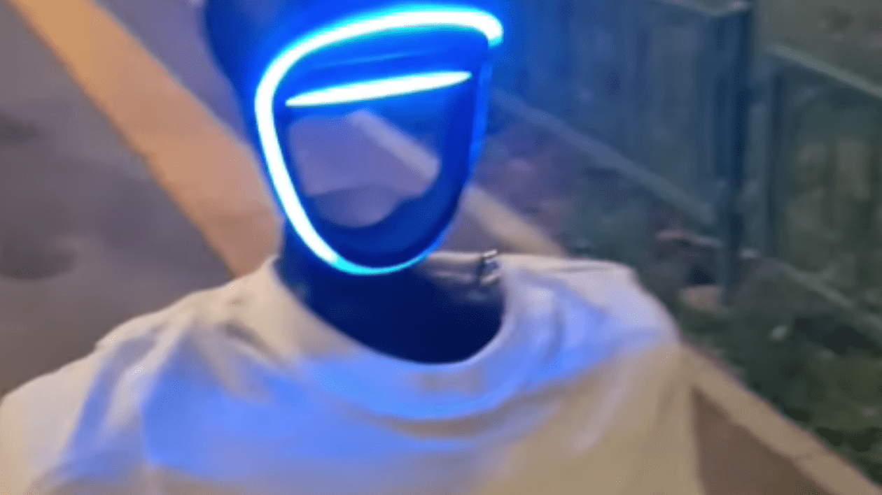 Un robot a apărut la miitingul pro-european. FOTO: Captură