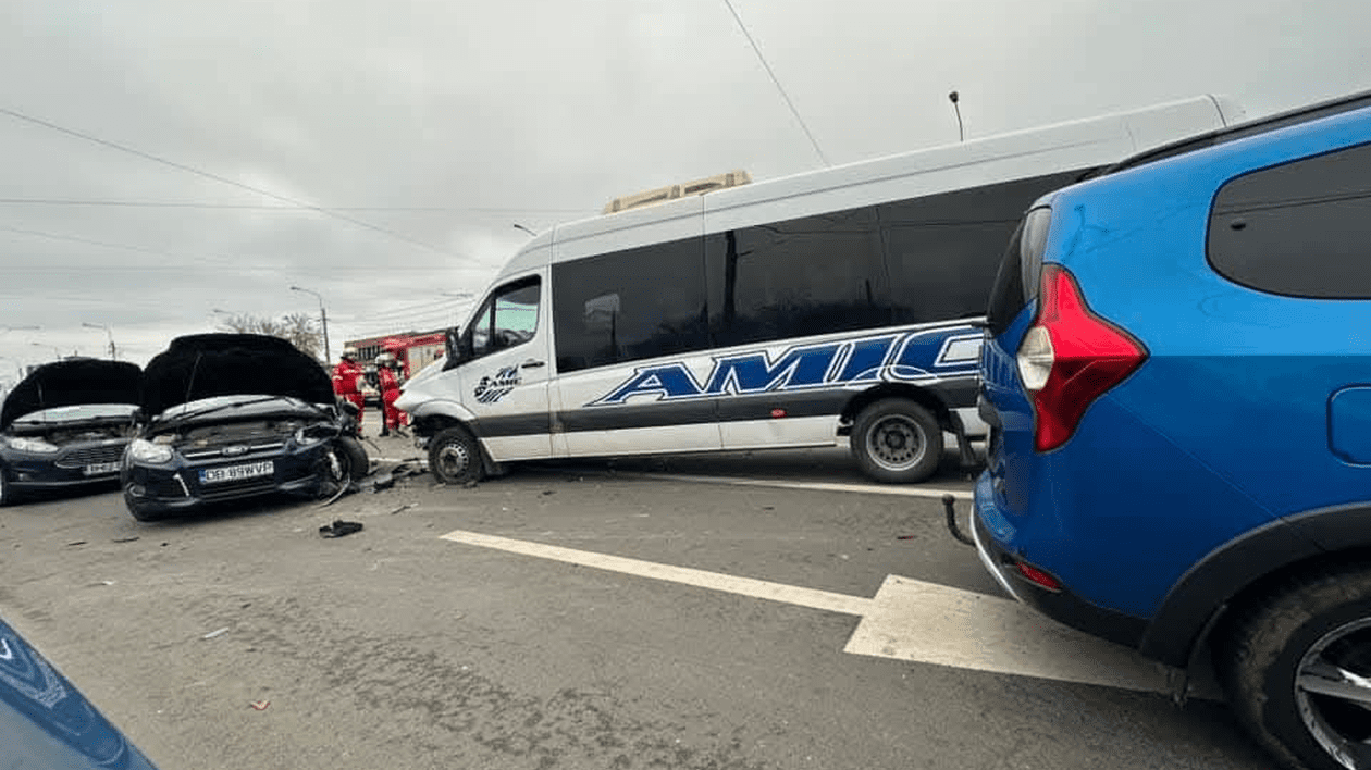 Accident cu 6 mașini, într-o intersecție din București. 12 oameni au ajuns la spital