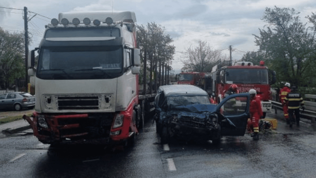 Accident pe DN76, în zona comunei Șoimuș, județul Hunedoara, după ce o autoutilitară a intrat într-un TIR