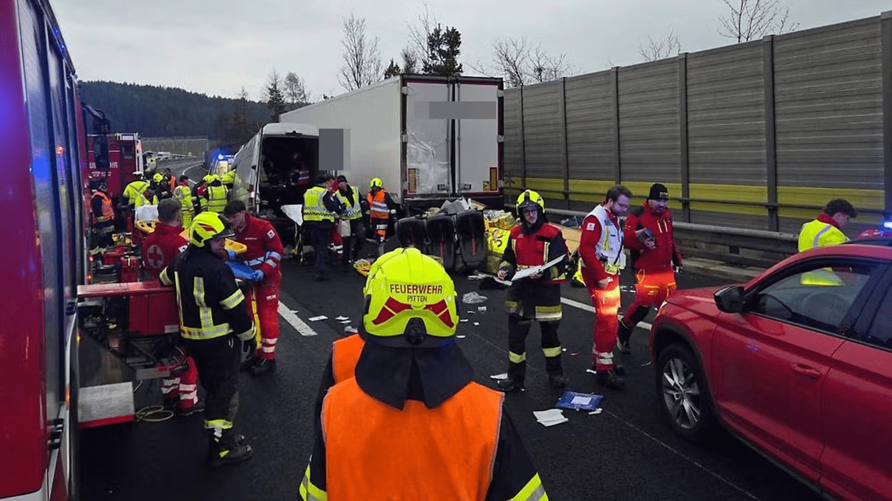 Accident teribil pe o autostradă în Austria, soldat cu 4 morți. FOTO: Heute.