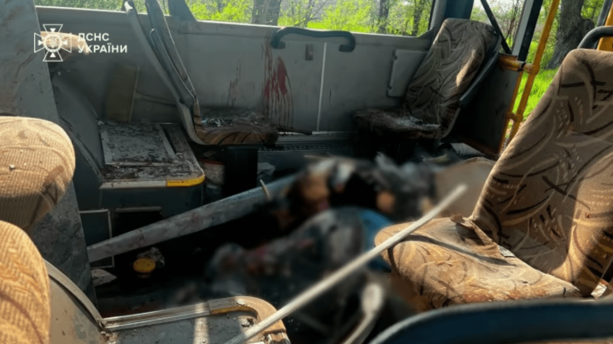 Un autobuz plin cu oameni din Marhaneț a fost distrus de o dronă kamikaze a Rusiei: cel puțin 9 oameni au murit, alți 30 sunt răniți