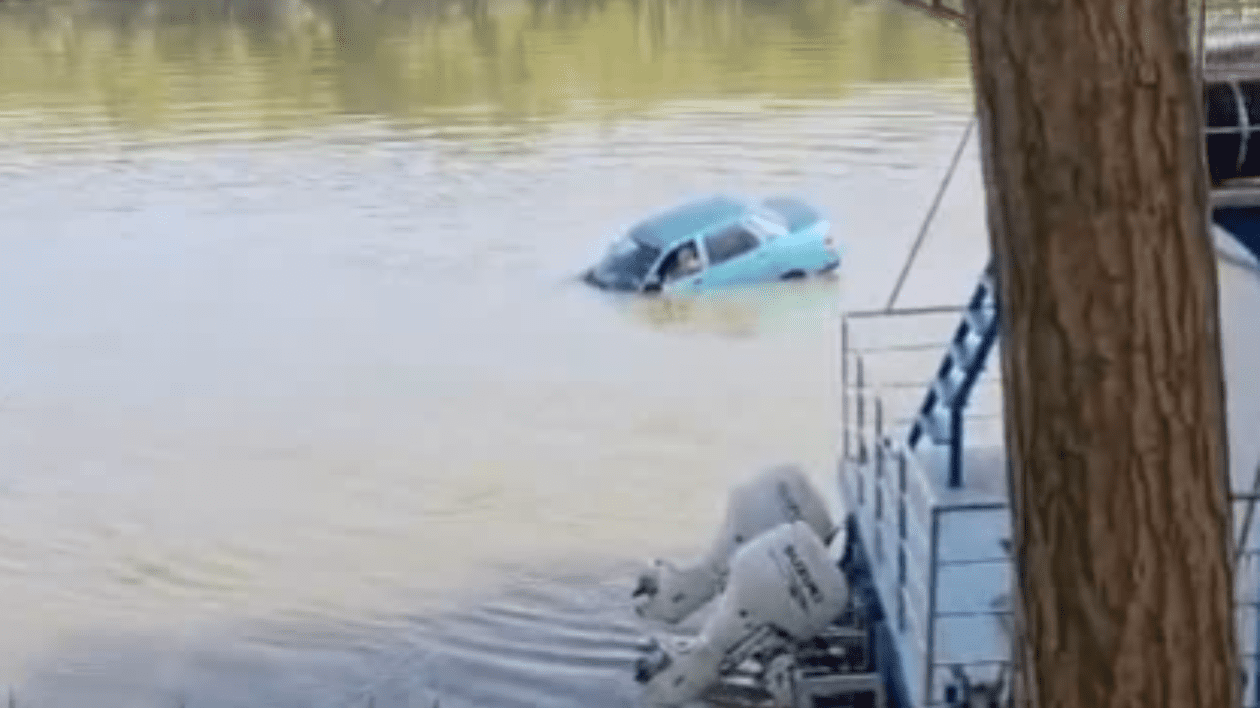 O mașină se scufunda într-un râu