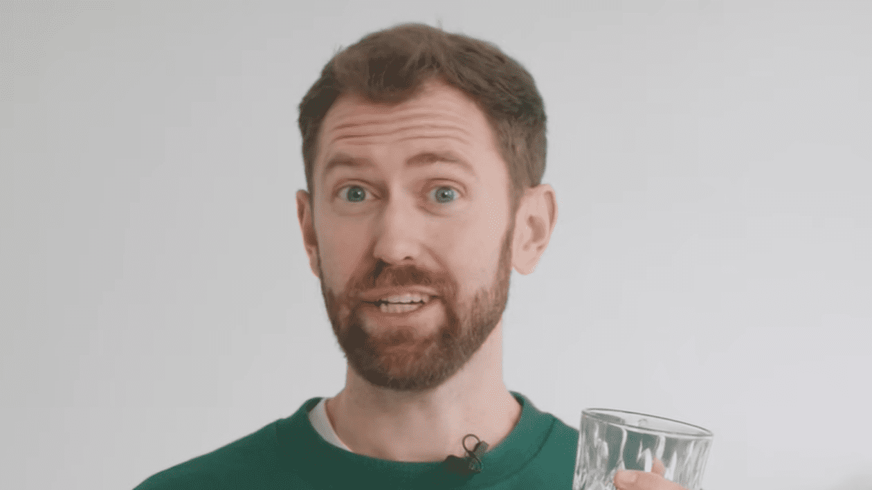 Un influencer a renunțat la alcool timp de un an și documentează prin ce transformări a trecut corpul lui