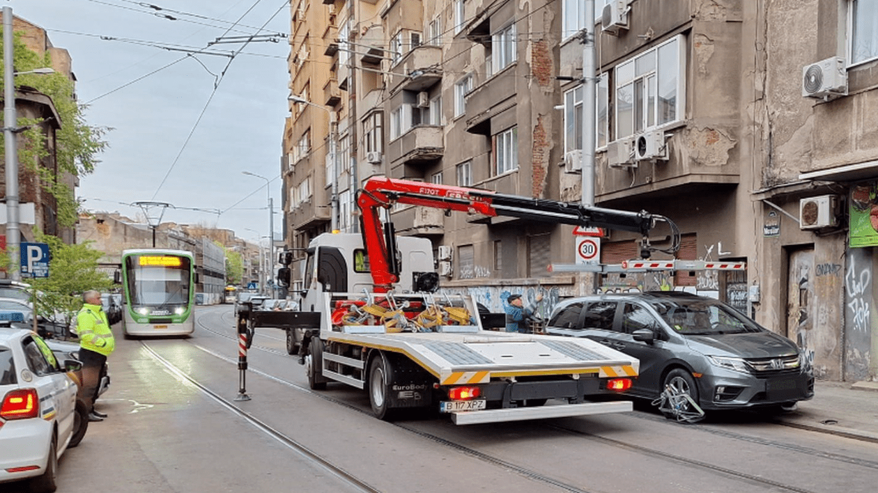 Un șofer ucrainean care și-a parcat mașina pe linia de tramvai pe Calea Moșilor din București și a blocat circulația s-a ales cu dosar penal