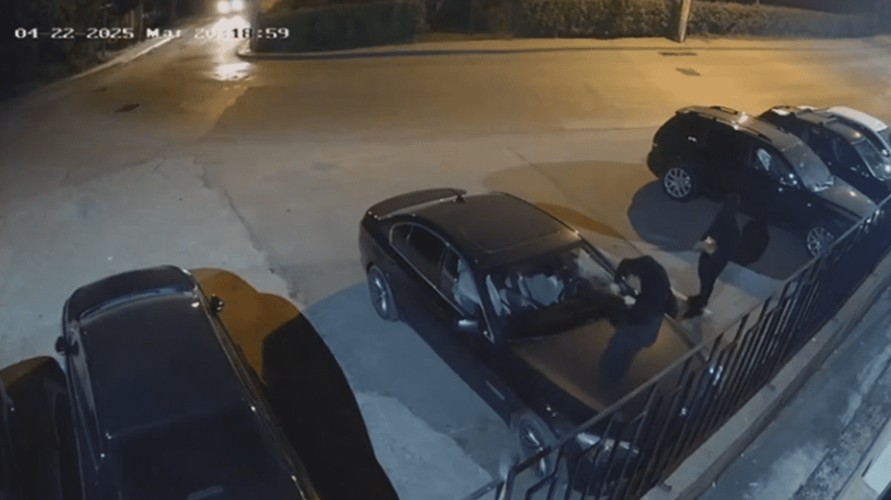 Doi tineri au aruncat cu ouă în mașinile parcate într-un cpmlex rezidențial din Iași