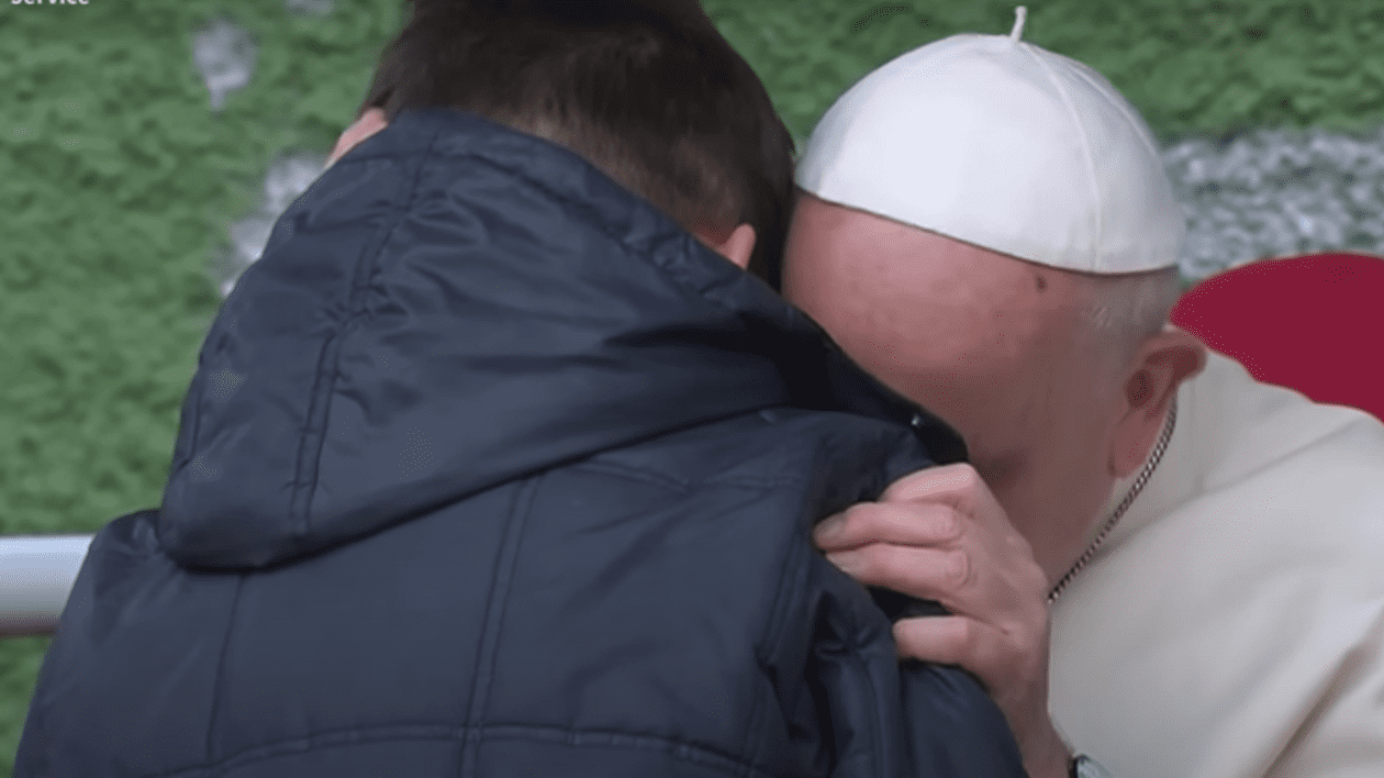 Papaa Franciss și un băiețel care îi spune ceva laa ureche.