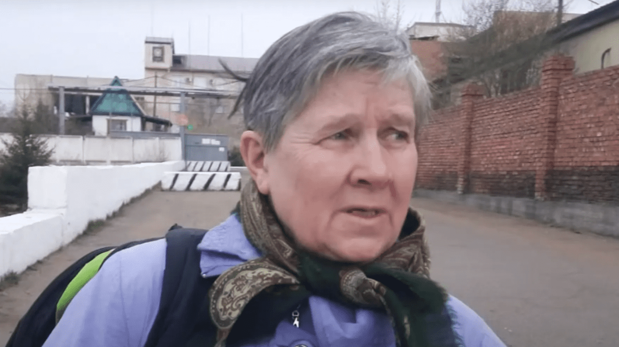 O pensionară rusă a petrecut trei ani în închisoare după ce a protestat împotriva războiului. Ce a așteptat-o la revenirea acasă