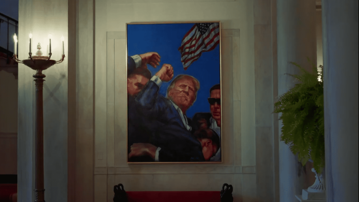 Un tablou pe perete care îl înfățisează pe Donald Trump cu pumnul ridicat în ar