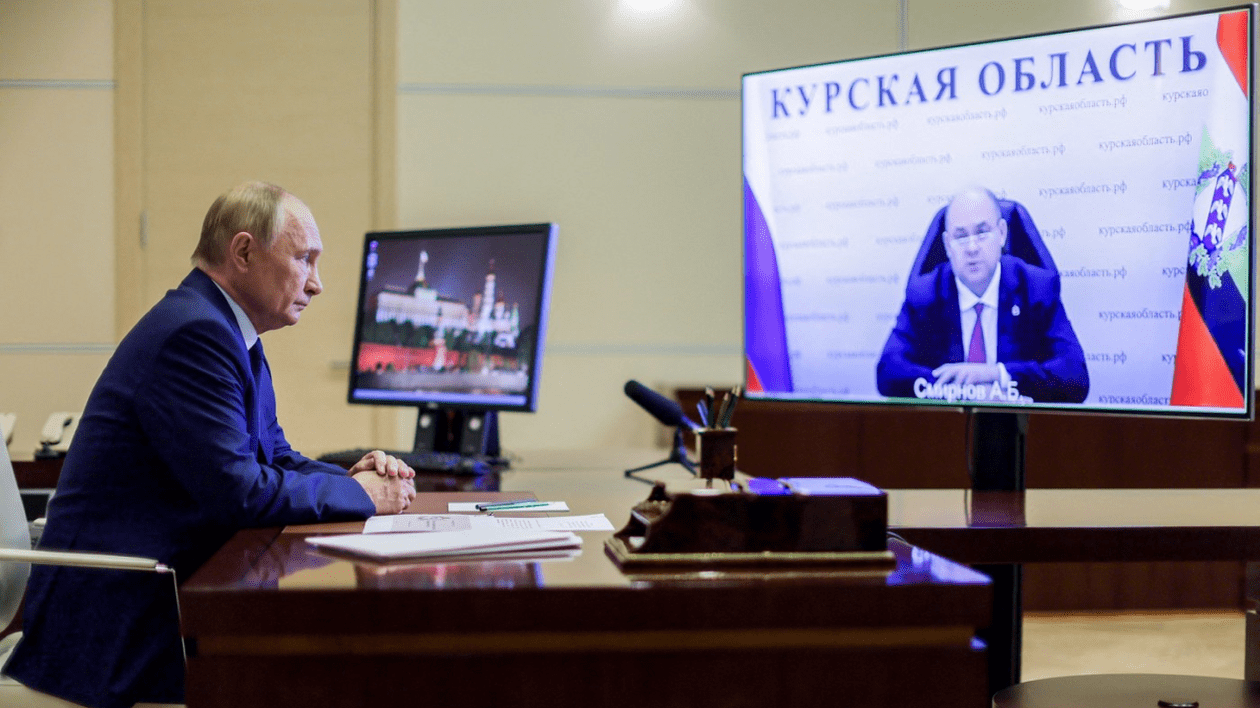 Președintele rus Vladimir Putin este informat prin apel video de guvernatorul regiunii ruse, Alexei Smirnov, despre situația din zonă după atacul trupelor ucrainene, din ugust 2024.
