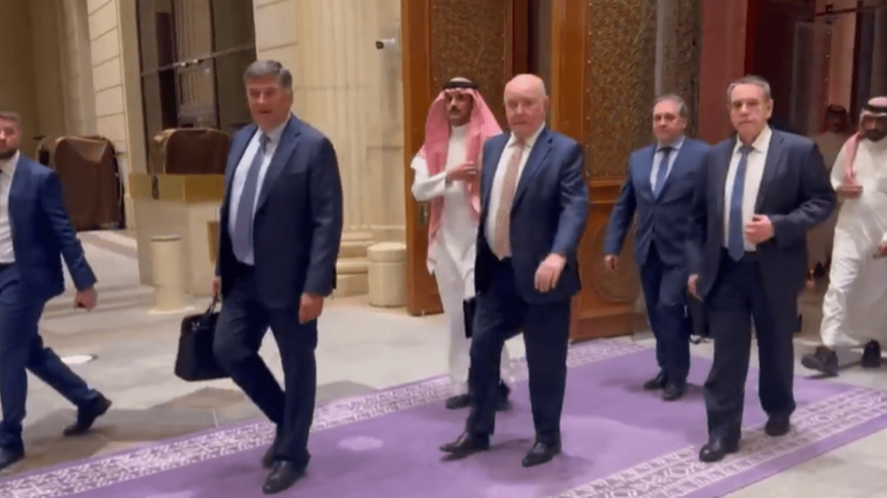 Poză cu Serghei Beseda, aflat în compania altor oficiali