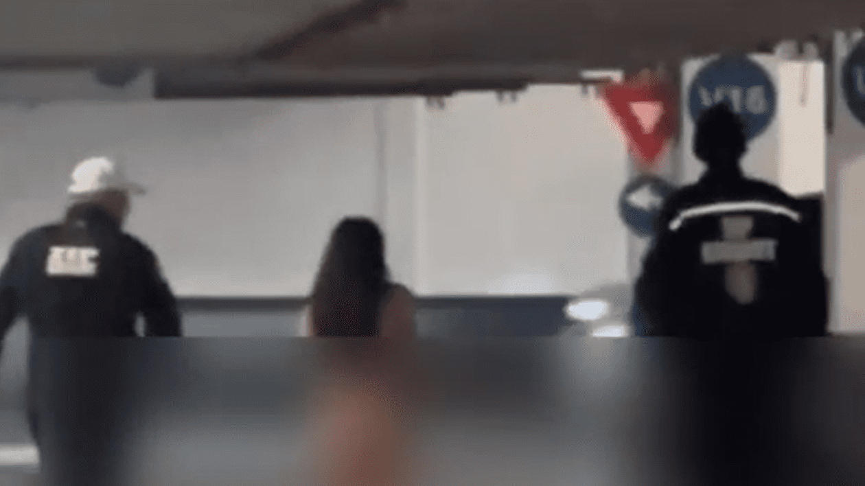 O tânără s-a plimbat dezbrăcată printr-un mall din Constanța. A fost internată la psihiatrie