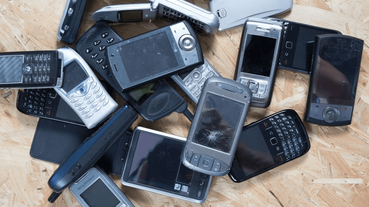 Vechile telefoane se vând cu sume uriașe online. FOTO: Heute.
