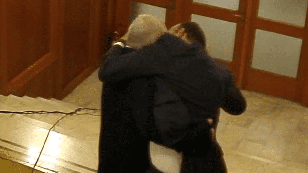 Momentul în care Dan Vîlceanu l-a atacat pe Florin Roman pe holul din fața sălii de Plen, în mai 2024