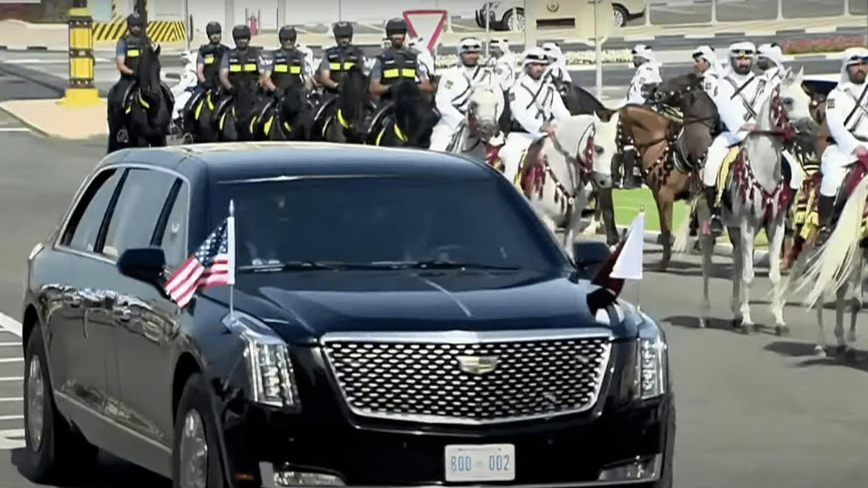 Donald Trump, primit de zeci de călăreți pe cămile și de Cybertrucks, în Qatar: „N-am mai văzut” I VIDEO