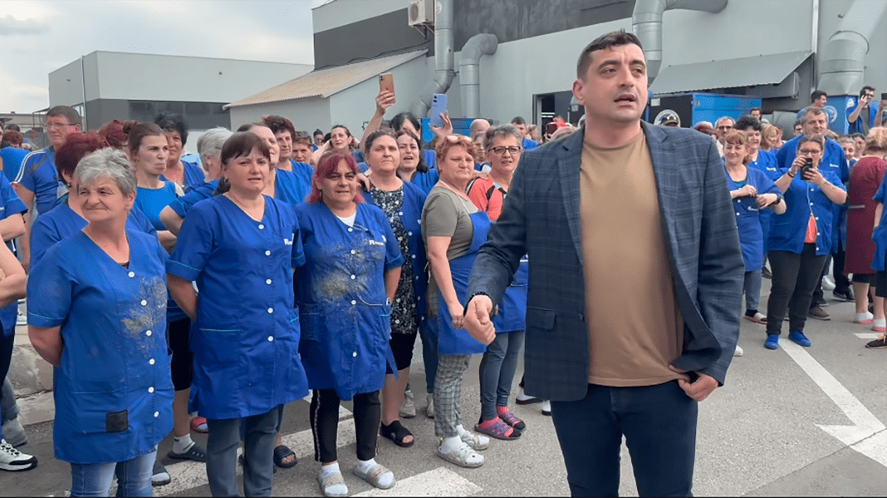 George la fabrica ReKord din Alba Iulia, inconjurat de muncitoare
