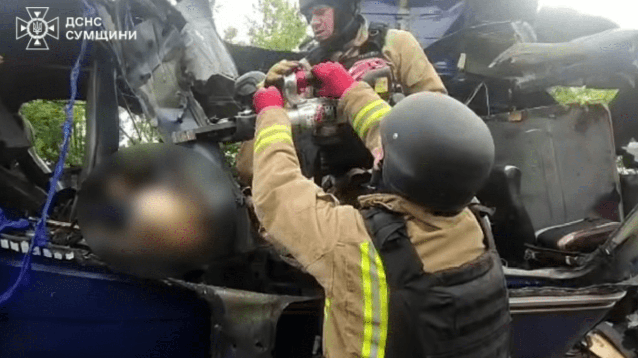 Cine se afla în microbuzul plin cu civili distrus de o dronă rusească: „Rușii au omorât o întreagă familie. Știau ce lovesc” I VIDEO