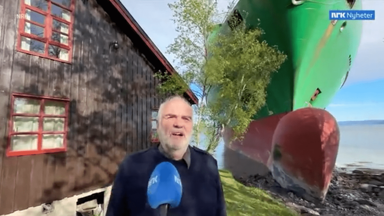 Un bărbat din Norvegia a dormit liniștit în timp ce un portcontainer de 135 de metri s-a oprit la o aruncătură de băț de casa sa, după ce a eșuat