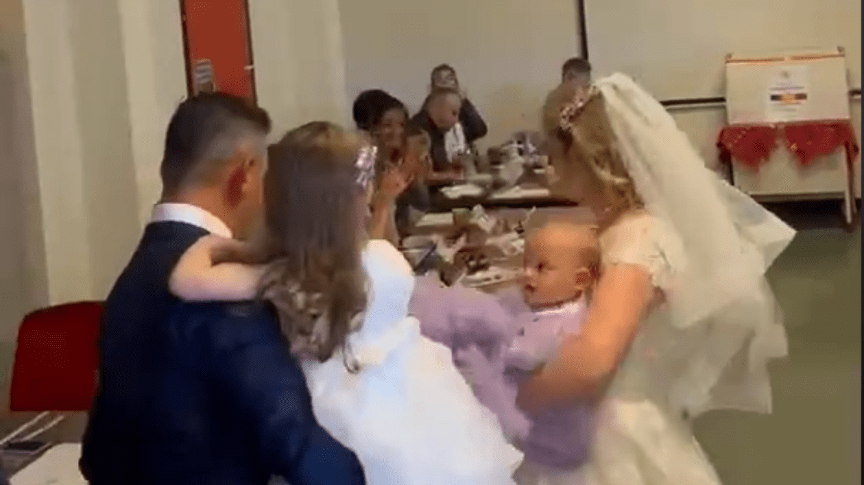 O româncă din Italia s-a dus la votare în ziua nunții cu bebelușul în brațe I VIDEO
