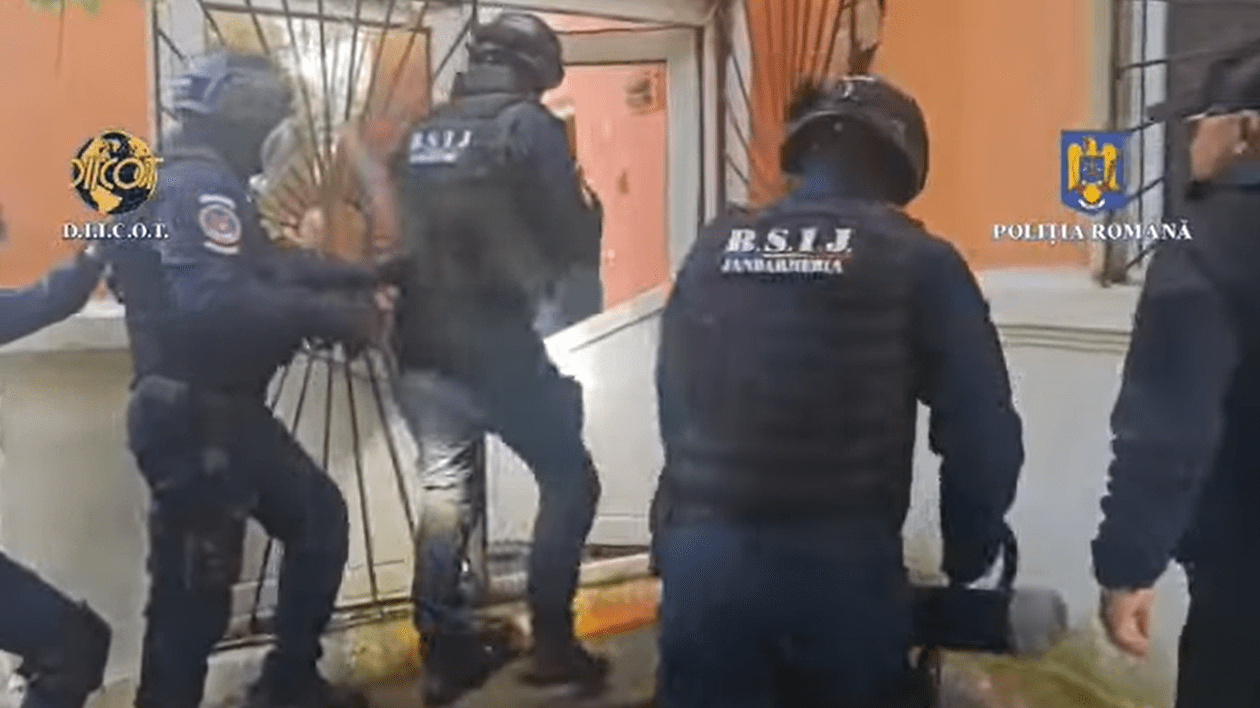 Mascații pătrund într-o locuință, în cadrul unei anchete în care au avut loc 20 de percheziții domiciliare